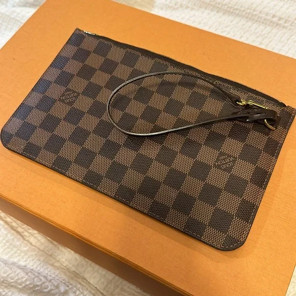 Damier Louis Vuitton cerise lining. Excellent used condition. - Picture 2 of 4